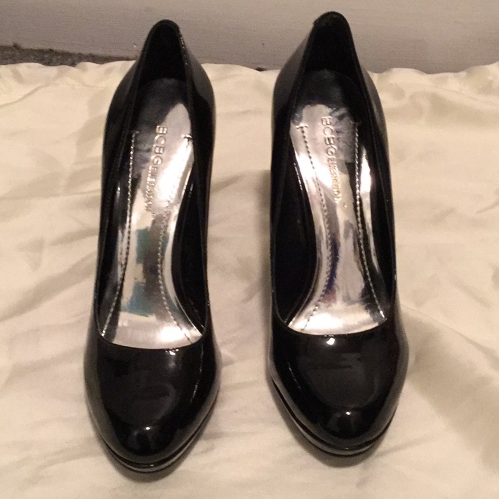 BCBG ‘Tinas’ platform pump